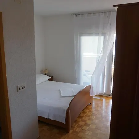 Complex In - Omis 3* Duće