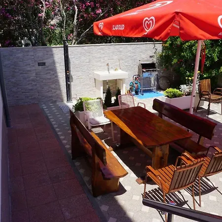 Πανσιόν Complex In - Omis 3*