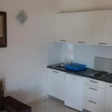 Πανσιόν Complex In - Omis 3*