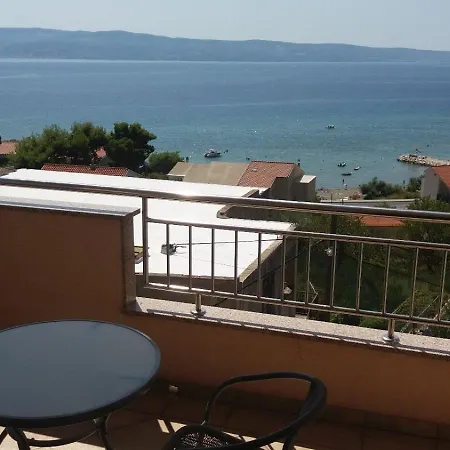 Πανσιόν Complex In - Omis 3*